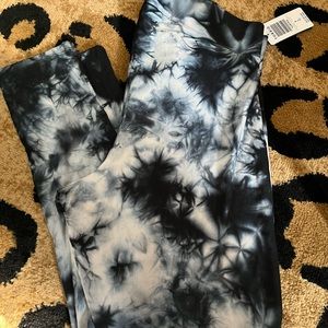 NWT Size Large (0) Torrid Fleece Lined Black & White Tie Dye Leggings